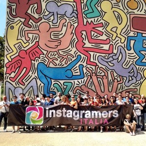 La community di @igersitalia davanti al Keith Haring di Pisa