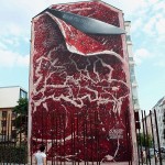 A Berlino, in occasione dell'anniversario della costruzione del muro, artisti SizeTwo, via @streetartnews
