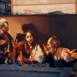 Caravaggio, Cena di Emmaus, riproduzione spray su muro a San Salvatore di Fitalia