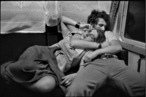 In treno. Romania, 1975 © Henri Cartier-Bresson, Magnum Photos, Contrasto